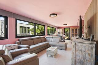 <p>In Dendermonde ontdekt u deze volledig gerenoveerde, instapklare woning waar ruimte, comfort en energiezuinigheid centraal staan. De woning is asbestveilig en beschikt over een gunstig EPC-label B.</p><p>Bij het binnenkomen verwelkomt de inkomhal u met aansluitend een extra ruimte die perfect kan dienen als bureau, hobbykamer of slaapkamer. De lichtrijke leef- en eetruimte vloeien mooi in elkaar over en worden met elkaar verbonden door de centraal gelegen, geïnstalleerde keuken. Dit zorgt voor een open indeling met veel natuurlijke lichtinval. Op het gelijkvloers bevindt zich eveneens een badkamer met ligbad en een praktische, geïntegreerde wasplaats.</p><p>De eerste verdieping telt maar liefst vier volwaardige slaapkamers en een tweede badkamer, stijlvol afgewerkt met hoogwaardige materialen en voorzien van een zeer ruime inloopdouche.</p><p>Buiten geniet u van een onderhoudsvriendelijke tuin met een mooi aangelegd terras. Een absolute troef is het bijgebouw van 38 m², uitgerust met elektriciteit en watervoorziening. Deze veelzijdige ruimte kan dienen als atelier, praktijkruimte of werkruimte voor een zelfstandige activiteit. Bovendien biedt het bijgebouw, mits de nodige aanpassingen, mogelijkheden om ingericht te worden als assistentiewoning.</p><p>Een veelzijdige en volledig instapklare woning die uitblinkt in ruimte en flexibiliteit, met als bijzondere meerwaarde een bijgebouw dat tal van toekomstmogelijkheden biedt.</p><p>Interesse? Maak snel uw afspraak en ontdek zelf de vele troeven van deze woning!</p>