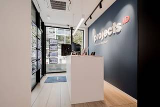 For sale: modern commercial house with duplex apartment in the center of MechelenIn the heart of Mechelen you will find this ready-to-use commercial...