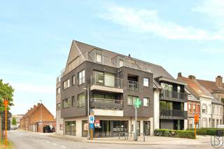 TOPGELEGEN HANDELSPAND met STUDIO. Gelijkvloerse handelsruimte in de straat van de KLINIEK (vroegere apotheek), met achterliggende studio...