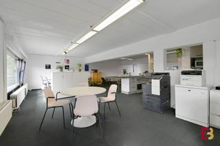 Ben je op zoek naar een praktische en goed gelegen kantoorruimte voor jouw onderneming? Deze kantoorruimte van 190 m², gelegen in Merelbeke, biedt...