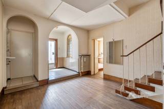 Op een boogscheut van het centrum van Hasselt vindt u deze zeer charmante gesloten bebouwing. Verschillende originele elementen zijn behouden en het huis heeft een praktische indeling met maar liefst 196m² bruikbare vloeroppervlakte.<br />De woning is grotendeels onderkelderd en beschikt over één autostaanplaats in de kelder die via een garagepoort aan de voorkant bereikbaar is.<br />De woonkamer heeft een oppervlakte van ±50m² en is met licht overgoten door de grote ramen aan zowel voor- als achterzijde. Aan de achterkant is er directe aansluiting met het terras. De keuken is bij de woonkamer en voorzien van een origineel doorgeefluik. Andere originele elementen die behouden kunnen blijven zijn de houten vloer in de woonkamer en de glas in lood ramen tussen inkomhal en woonkamer. Achter de woning ligt de verrassend grote stadstuin voorzien van terras en tuinhuis en met veel privacy!<br />Dit is een renovatieproject waarbij u kan vertrekken vanuit een solide basisstructuur en waarbij de praktische indeling en originele elementen behouden kunnen blijven.<br />Samengevat: een pand met veel mogelijkheden, ideaal voor de starters en de investeerders.<br /><br />INDELING:<br /><br />Gelijkvloers (±110m²):<br />- Inkomhal<br />- Toilet<br />- Woonkamer<br />- Keuken<br />- Terras<br /><br />Verdieping (±86m²):<br />- Nachthal<br />- Badkamer met toilet – lavabo – douche<br />- Slaapkamer 1<br />- Slaapkamer 2<br />- Slaapkamer 3<br />- Slaapkamer 4<br /><br />Kelder (±80m²):<br />- Technische ruimte<br />- Garage met staanplaats voor één wagen<br /><br />TROEVEN:<br />- Schitterende ligging: op 2km van Hasselt centrum en met het dorpscentrum van Kuringen om de hoek<br />- Horeca, winkels, sportfaciliteiten en scholen op wandel- dan wel fietsafstand<br />- Woning met veel charme en een degelijke basisstructuur<br />- Leuke achterliggende stadstuin met veel privacy<br />- Volledig naar eigen smaak te renoveren<br />- Ideaal voor de starter die in Hasselt wilt wonen!<br />