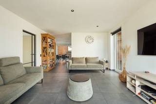 <p><span>Bent u op zoek naar een recente, energiezuinige woning waar comfort, ruimte en een rustige ligging hand in hand gaan? Dan is deze prachtige moderne woning, gebouwd in 2022. </span></p><p><span> </span></p><p><span>Gelegen aan </span><span>Paddenhoek 1E in Geel (Zammel)</span><span>, bevindt deze instapklare gezinswoning zich op een perceel van </span><span>4 are 44 centiare</span><span>, in een autoluwe straat met een uitstekende bereikbaarheid. Winkels, scholen, bakker, openbaar vervoer en andere dagelijkse voorzieningen bevinden zich op korte afstand. </span></p><p><span> </span></p><p><span>Bij het betreden van de woning komt u terecht in de inkomhal met een apart gastentoilet. De lichtrijke leefruimte vormt samen met de open keuken het hart van de woning. Dankzij de grote raampartijen geniet u hier van een aangename natuurlijke lichtinval en een mooi zicht op de tuin. </span></p><p><span> </span></p><p><span>De stijlvolle keuken is volledig uitgerust met een kookeiland, ruime kastruimte en alle nodige inbouwtoestellen. Via het schuifraam bereikt u het zonnige terras en de onderhoudsvriendelijke tuin. Achteraan geniet u van een prachtig, vrij uitzicht over de achterliggende weilanden, wat zorgt voor een heerlijk gevoel van rust en privacy. </span></p><p><span> </span></p><p><span>Aansluitend aan de keuken bevindt zich een praktische berging met aansluiting voor wasmachine en droogkast. </span></p><p><span> </span></p><p><span>Op de eerste verdieping vindt u drie volwaardige slaapkamers, een apart toilet op de nachthal en een ruime badkamer, uitgerust met een ligbad, een inloopdouche en een dubbele wastafel. </span></p><p><span> </span></p><p><span>Deze recente woning combineert een moderne afwerking met een praktische indeling en een rustige, kindvriendelijke ligging. Een ideale thuis voor wie comfortabel en zorgeloos wil wonen in een groene omgeving. </span></p><p><span> </span></p><p><span>Parking is er voldoende, vooraan de woning alsook onder de carport. </span></p><p><span> </span></p><p><span>Interesse in deze prachtige woning? Contacteer ons via 016 15 31 15 of info@immolivit.be.</span><span> </span></p><p><span> </span></p>
