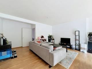 Op een woonoppervlakte van 106 m² vinden we dit ruim en gezellig appartement met twee slaapkamers te huur in Kortrijk. Met het mooie uitzicht over bomen is dit een echte topper!<br /><br />Indeling:<br />2°V.: inkom - ruime, lichtrijke woonkamer - keuken uitgerust met oven, keramische kookplaat, dampkap, dubbele spoelbak en vaatwas - terras - berging - 2 slaapkamers - wasruimte - badkamer voorzien van dubbele lavabo in meubel en inloopdouche. <br /><br />Troeven: <br />- uitstekende locatie nabij centrum Kortrijk<br />- instapklaar<br />- private autostaanplaats en kelderberging zijn inbegrepen<br /><br />Algemeen: <br />- gemeenschappelijke kosten: € 50,00/maand<br />- voorschot op privatief verbruik verwarming: € 50,00/maand<br /><br />Vraag snel je bezoek aan via www.dewaele.com.