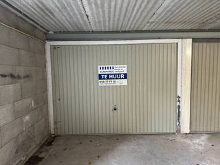 Centraal gelegen in het domein Sunparks bevindt zich een garagecomplex waarvan deze afgesloten garagebox met manuele poort deel uitmaakt.In de...