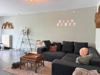 <p><strong>Instapklaar en goed gelegen appartement in het centrum van Kasterlee.</strong><br /><br />Het appartement (2005) maakt deel uit van een stijlvol kleinschalig project en ligt op de eerste verdieping.<br />De ligging is uitstekend! Op wandel-en fietsafstand van het centrum en de winkels. Ook is er een vlotte verbinding met Turnhout en de E34.<br /><br />Er is een ruime living met een grote schuifraam die toegang verleent tot het terras. De keuken omvat vele kasten en toestellen. Bij de keuken is er een berging/wasplaats.<br /><br />Verder zijn er 2 slaapkamers, een badkamer met ligbad en een apart gastentoilet.<br /><br />Er zijn twee parkeerplaatsen is in de prijs inbegrepen.<br /><br />Bijzonderheden:<br />- Beschikbaarheid: 1/10/2026<br />- Twee autostaanplaatsen <br />- EPC: C-label</p>