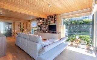 <p><strong>Instapklare en verzorgde woning in rustige omgeving.<br /></strong>Gelegen in verkeersluwe straat, nabij centrum Dilbeek.<br /><strong><br /></strong>Deze vrijstaande woning met bouwjaar 2006 is wel-onderhouden en gelegen in een gegeerde, rustige omgeving op wandelafstand van centrum Dilbeek.<br /><br />Langsheen de inkomhal met vestiairehoek en gastentoilet is de leefruimte via de mooie glazen deur te betreden.<br />Deze leefruimte is voorzien van mooie parketvloer, geniet een houtcasette, werd voorzien van mooie maatkasten en ook is er prachtig zicht op de leuke tuin en terrassen die rond de woning gelegen zijn.</p><p>De volledig ingerichte keuken bevindt zich in uitstekende staat. Aansluitend is er een praktische berging met aansluitingen voor wasmachine en droogkast en techniekenhoek. Voorts is er een ruime garage met automatische poort voor één wagen en meer.</p><p>Rondom de woning is leuke aanleg met heel wat planten en kleurrijke bloemen voorzien, met verscheidene leuke zithoekjes.</p><p>Op de eerste verdieping bevinden zich twee volwaardige slaapkamers, waarvan één met grote dressing. De comfortabele badkamer uitgerust met groot ligbad, douche, dubbele wastafel en toilet.<br /><br />De zolder biedt extra bergruimte.<br /><br />Dankij een gunstige EPC score (label B - 279 kWh/m² jaar), conforme keuring van de elektrische installatie en voortreffelijk onderhoud van deze woning, is deze perfect instapklaar geacht.</p><p><br /></p>