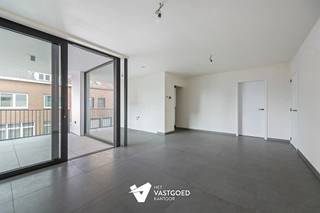 <p><span>Praktisch 2-slaapkamerappartement met terras op centrale ligging te Ham.</span></p><p><span> </span></p><p><span>Dit appartement op de eerste verdieping biedt 87,28 m² woonoppervlakte, 2 slaapkamers en een terras van 11,22 m². 6% BTW tarief mogelijk en E-peil 10 met vrijstelling van het KI in de eerste 5 jaar.</span></p><p><span> </span></p><p><span>De extra slaapkamer maakt dit appartement bijzonder veelzijdig: ideaal als kinderkamer, bureau, logeerkamer of dressing.</span></p><p><span> </span></p><p><span>De keuken kan nog volledig naar eigen voorkeur gekozen worden binnen het voorziene budget van 12.500 euro excl. btw. Zo creëert u meteen een woonst die aansluit bij uw eigen stijl.</span></p><p><span> </span></p><p><span>Dankzij vloerverwarming en koeling via geothermie, zonnepanelen, ventilatie D en E-peil 10 geniet u van comfort in elk seizoen.</span></p><p><span> </span></p><p><span>Een veelzijdig appartement dat perfect past bij wie extra ruimte zoekt.</span></p><p><span> </span></p>