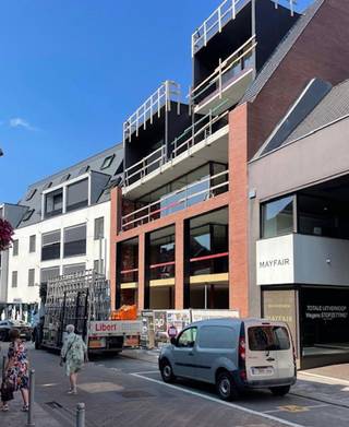 <div>Handelspand te huur in een kleinschalig kwalitatief hoogstaand nieuwbouwproject 'Villa Allegro'.<br /><br />Dit veelzijdige commerciële gelijkvloers bevindt zich op een toplocatie in het centrum met horeca, cultuur, sport, scholen en openbaar vervoer in de directe nabijheid. Er is vlotte parkeergelegenheid in de directe omgeving (Rameplein, Kortrijkstraat,...)<br /><br />Casco+ afwerking inbegrepen<br /><br />Het handelspand wordt opgeleverd met een kwalitatieve Casco+ afwerking, waarbij volgende voorzieningen inbegrepen zijn:<br /><br />Volledige elektrische installatie, inclusief brandalarm en databekabeling.<br />Energiezuinige vloerverwarming via warmtepomp, gecombineerd met een ventilatiesysteem.<br />Pleisterwerken, vloerisolatie en chape.<br />Akoestisch systeemplafond met geïntegreerde basis LED-verlichting.<br />Stijlwanden en binnendeuren.<br />Technische berging.<br />Afgewerkte sanitaire ruimte met toiletten en sanitaire toestellen.<br />Achteraan een keukenruimte met wandkeukenmeubilair.<br /><br />Het handelspand beantwoordt aan de meest recente energetische normen.<br /><br />Er kunnen twee nevenliggende parkeerplaatsen gehuurd worden. <br /><br />Bespreking met de bouwheer/verhuurder naar verdere afwerking is mogelijk.</div>