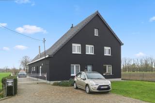 Te midden van uitgestrekte groene velden en in een uiterst rustige omgeving bevindt zich deze instapklare, gerenoveerde woning.Hier geniet u...