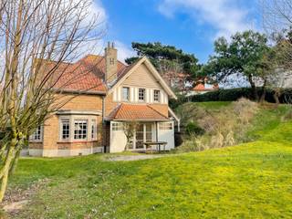 Authentieke duinenvilla gelegen in één van de paadjes in het Zoute op wandelafstand van de Zeedijk en de Kustlaan. Indeling: Inkomhall...