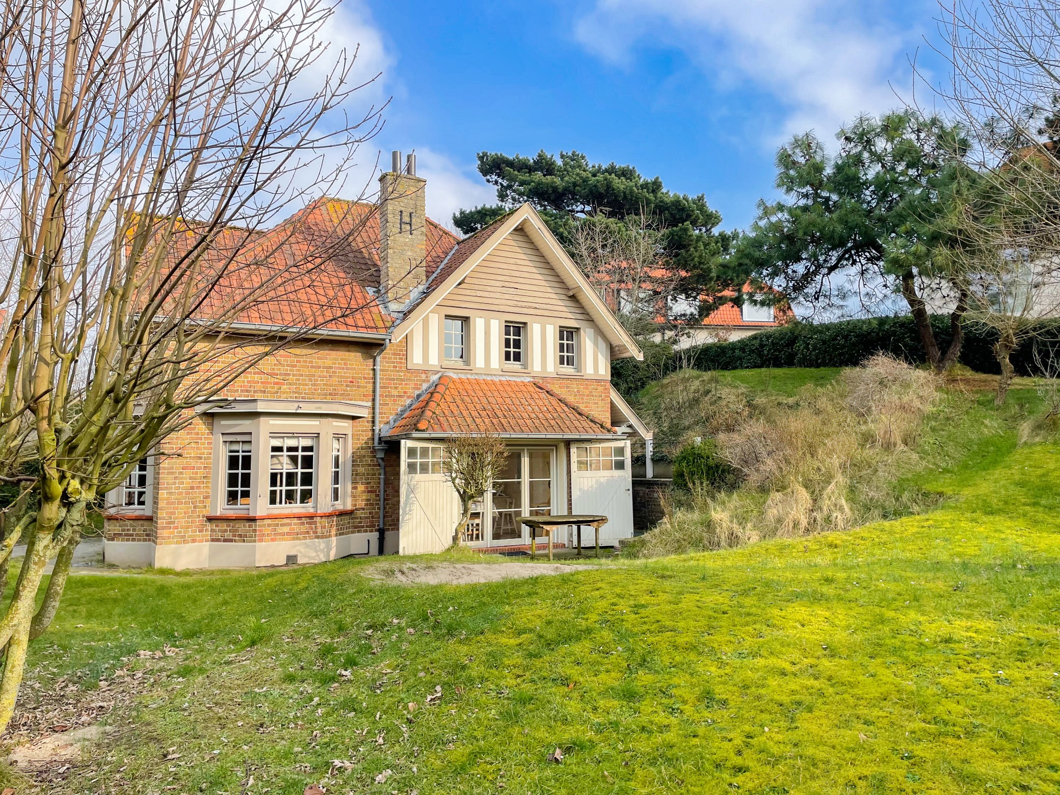 Uiterst charmante villa, rustig gelegen in één van de paadjes in het Zoute op wandelafstand van de zee. - foto 2