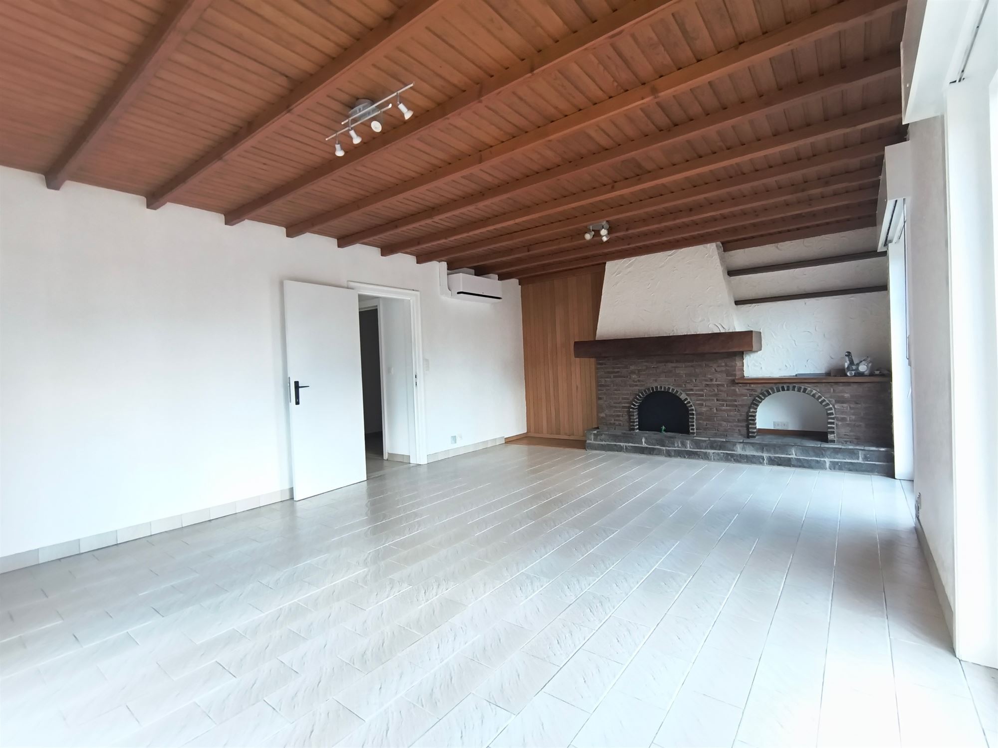 woonhuis -totaal gerenoveerd- met 2 slaapkamers, oprit en garage - foto 5