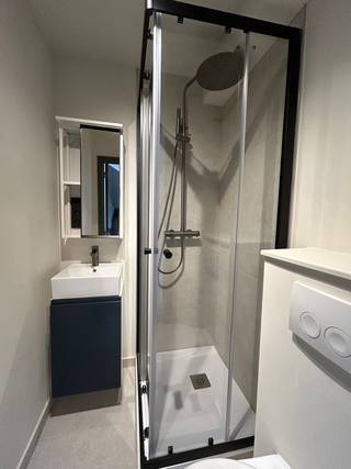 **ACADEMIEJAAR 2026-2027 - ENKEL STUDENTEN/STUDENTS ONLY**We bieden u met veel plezier deze nieuwe lichtrijke en bemeubelde studentenkamers met eigen...