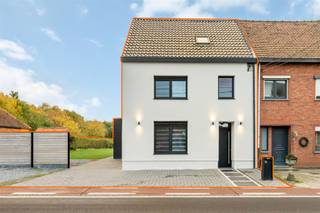 <p><span>Uiterst knappe gerenoveerde HOB met 3-4 slaapkamers gelegen op een zonnig georiënteerd perceel van 12a48ca te Beverlo.</span></p><p><span> </span></p><p><span>Belangrijkste troeven: </span></p><p><span>- Centrale ligging</span></p><p><span>- Uiterste kwalitatief afgewerkt en volledig gerenoveerd in 2021</span></p><p><span>- 3 slaapkamers, doch kan de bureau kamer op het GV als extra slaapkamer dienen</span></p><p><span>- EPC label B (128 kWh) maar wanneer zonnepanelen geplaatst worden dan wordt het een A label</span></p><p><span>- Tuin met nieuwe tuinkamer</span></p><p><span>- Rolluiken vooraan aan de straatkant</span></p><p><span>- Voorraadkelder</span></p><p><span>- Conforme elektriciteit</span></p><p><span> </span></p><p><span>Bekijk zeker ook de 3D virtuele rondleiding en de grondplannen met de afmetingen. Zo krijgt u van thuis uit al een perfect beeld van wat deze woning te bieden heeft!</span></p><p><span> </span></p><p><span>Wenst u meer info of een vrijblijvende bezichtiging, contacteer dan ons kantoor op het nummer 011 85 15 15 en wij helpen u graag verder. </span></p>