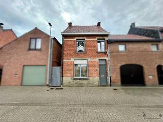<p><span>Deels te renoveren halfopen woning met veel potentieel en zonnige koer, rustig gelegen in een aangename straat met vlotte verbindingen.</span></p><p><span>Op het gelijkvloers vind je een inkomhal, ruime leefruimte met eet- en zithoek, een functionele keuken met ontbijthoek en een badkamer met ligbad, toilet en wastafel. </span></p><p><span>Op de verdieping zijn er twee slaapkamers en een zolder die extra bergruimte biedt. </span></p><p><span>Achteraan is er een onderhoudsvriendelijke koer met aparte berging, ideaal om buiten te genieten. </span></p><p><span>De woning is deels opgefrist, maar vraagt nog verdere renovatiewerken perfect voor doe-het-zelvers of investeerders met oog voor potentieel. </span></p><p><span>Bel ons voor meer info en een bezoek ter plaatse op 052/50.50.00</span></p><p><span> </span></p><p><span>Bekijk ook onze visuele tour: <span>https://web-player.walkly.app/VoT9ChdTkk3ayg4RKdVj/p2ju4Ygk5MjRQ5ufY0Q2/ww/public</span></span><span> </span></p>