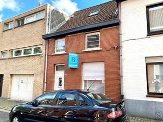IDEALE INVESTERING: goedgelegen woning met 2 SLK, ZOLDER en TERRAS! INDELING: inkom, gezellige zithoek, leefruimte met grote keuken, berging,...