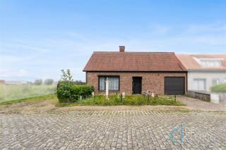 <p><span>Deze woning is gelegen in het landelijkste gebied van Lochristi-Zeveneken met een wijds zicht op de velden en het groen. Op slechts 10 minuten rijden staat u in het centrum met alle voorzieningen nabij alsook de oprit van de autostrade. </span></p><p><span>Het huis wordt betreden langs de inkomhal met vestiaire en gastentoilet. Verder bevindt zich een gezellige living opgedeeld in een zithoek en eetruimte door de haard. De leefruimte wordt verlengd met een lichtrijke veranda die uitgeeft op de tuin. De keuken is ingericht met de basistoestellen (kookplaat en dampkap) met aanpalend een praktische berging in combinatie met wasplaats. Dankzij een eerste slaapkamer en badkamer op het gelijkvloers kan de leefomgeving zich perfect op de benedenverdieping afspelen, ideaal voor minder mobiele inwoners. Op de eerste verdieping zijn er 2 volwaardige slaapkamers aanwezig en een zolderberging. De woning wordt aangevuld met een grote garage, perfect als extra berging of voor het parkeren van de wagen, voor én naast de woonst zijn extra parkeerplaatsen voorzien. Het perceel met een indrukwekkende oppervlakte van 1.572m² is voorzien van een aangelegde tuin. De woning wordt verwarmd op stookolie - EPC E. </span></p><p><span>Kortom biedt deze woning een enorm potentieel met modernisering naar eigen smaak! Het grootste voordeel is de goede ligging van dit grote perceel aan de rand van Lochristi, omringd door groene weilanden om te genieten van privacy en rust, terwijl u toch dicht bij voorzieningen bent. De verkoopprijs van deze woning bedraagt 375.000 euro, exclusief registratierechten. </span></p><p><span>Maak nu uw afspraak via hendrik@vastgoed-dc.be of de website</span></p>