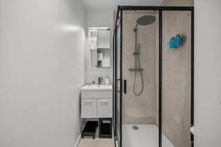 <span><strong>***alle informatie op www.connect-immo.be***</strong></span><br /><br /><strong>De Tiensestraat</strong><span> </span>ademt sfeer met zijn<span> </span><strong>heterogeen straatbeeld</strong>: enerzijds heb je de verschillende stijlen van historische gebouwen en anderzijds kan je er een combinatie vinden van woonhuizen, handelspanden en kantoren.<br /><br /><span>Niet alleen de leuke ligging van het pand is een troef maar ook de faciliteiten in de nabijheid zijn mooi meegenomen. Supermarkten, scholen, campussen, aula’s, faculteiten, printshops, apotheek… op wandel/ fietsafstand. Wil je graag een avondje stappen dan is de Oude Markt op wandelafstand. Ook voor een hapje en drankje ben je in de Parijsstraat/ Muntstraat/ Tiensestraat aan het juiste adres. Leuven zit vol met verborgen schatten en met een kot in de Tiensestraat zal het een dagelijkse ontdekking zijn.<br /></span><br /><span>Deze studentenresidentie is een </span><strong>vernieuwbouwproject</strong><span>. De renovatie wordt uitgevoerd met aandacht voor detail, afwerking en kwaliteitsvolle materiaalkeuze. Ook voldoet het gebouw aan </span><strong>de gevraagde strenge energiezuinigheidsnormen.</strong><span> De entiteiten zijn kamers eigen sanitair, dewelke volledig bemeubeld aangeboden worden. Bovendien is er </span><span>een gemeenschappelijke keuken aanwezig zodat studenten samen kunnen kokerellen! Een echte troef aan dit pand is de gemeenschappelijke buitenruimte, waar de studenten gezellig samen kunnen ontspannen!<br /></span><br /><span><strong><span>Interesse? Vraag je brochure op en plan uw bezoek in met onze Expert Investeringsvastgoed: Jacky@connect-immo.be of 0495 53 46 49</span><br /></strong></span><br /><span>EPC: 13 kWh/m2jaar - A label - 3010931</span><br /><strong>Verkoop onder het registratiestelsel</strong><br /><span>Wg, G</span><span>dv, Gvkr, Gvv</span>