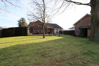 Deze verzorgde gelijkvloerse woning is ruim ingedeeld en instapklaar. In de afgelopen jaren werden keuken en badkamer vernieuwd en in de zonnige veranda is het heerlijk vertoeven. De vier slaapkamers, twee garages en grote kelder maken dit een ideale gezinswoning. <br /><br />Het huis heeft een grote tuin met gezellige terrassen, tuinberging en veel mogelijkheden. De ligging in een rustige en kindvriendelijke verkaveling is perfect voor jonge gezinnen. In de directe nabijheid kan u heerlijk wandelen door de bossen of naar het speelveldje in de buurt. <br /><br />=> Gelijkvloers met leefruimtes en slaapkamers <br />- Royale inkomhal<br />- Apart gastentoilet met fonteintje<br />- Verzorgde leefruimte met tegelvloer<br />- TV-wand met vaste kasten<br />- Mogelijkheid voor open haard of kachel voor de liefhebber<br />- Eetkamer met toegang naar de veranda via een schuifraam<br />- Zonnige veranda met rechtstreeks toegang en zicht op de tuin <br />- Zonwering aanwezig aan de raampartijen<br />- Nieuwe keuken met kunststof werkblad en voorzien van alle comfort<br />- Achterinkom/wasplaats met vaste kasten en uitgietbak<br />- Ouderlijke slaapkamer met laminaatvloer<br />- Logeerkamer met vaste kastenwand<br />- Bureel/derde slaapkamer<br />- Toffe hobbyruimte/speelkamer met vast meubilair/ vierde slaapkamer <br />- Nieuwe badkamer met betegelde inloopdouche en praktisch badkamermeubel met wastafel <br /><br />=> Tuin met grote garage<br />- Ruime achtertuin met tof terras<br />- Grote garage, aansluitend aan de woning met toegang tot de zolder<br />- Overdekt en betegeld terras met zicht op de tuin<br />- Grote vrijstaande garage voor meerdere wagens, lichte vracht of mobilhome <br />- Diepe achtertuin met praktische tuinberging<br />- Brede inrit <br /><br />=> Indeling<br />- Gelijkvloers: inkomhal, gastentoilet, woonkamer, veranda, keuken, achterinkom/wasplaats, nachtgang, ouderlijke slaapkamer, logeerkamer, hobbykamer/derde slaapkamer, bureel/vierde slaapkamer, badkamer, garage<br />- Zolder: bergruimte, eventueel verder in te richten<br />- Volledig onderkelderd: diverse praktische opbergruimtes <br />- Vrijstaande dubbele garage.