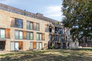 <p>MODERN 2-SLAAPKAMERAPPARTEMENT MET TERRAS IN EEN GROENE OMGEVING</p><p>Ontdek dit stijlvolle en moderne appartement van ca. 95 m², gelegen op een aangename en goed bereikbare locatie in Aalst. Dankzij de combinatie van een praktische indeling, hedendaagse afwerking en veel natuurlijke lichtinval vormt dit appartement de ideale woonst voor wie comfortabel en zorgeloos wil wonen.</p><p>De ruime en lichtrijke leefruimte vormt het hart van het appartement en sluit mooi aan op de open keuken en eetplaats. Grote raampartijen zorgen voor een aangename lichtinval en versterken het ruimtelijke gevoel.</p><p>De moderne, volledig ingerichte keuken is voorzien van hedendaagse toestellen en sluit aan op een praktische opbergruimte.</p><p>Het appartement beschikt over 2 volwaardige slaapkamers. De ruime hoofdslaapkamer geniet van veel natuurlijk licht. Beide slaapkamers zijn bovendien voorzien van ingemaakte kasten.</p><p>De badkamer werd verzorgd en modern afgewerkt en beschikt over een mooie inloopdouche en een lavabo.</p><p>Een belangrijke extra troef is het ruime terras, dat een aangename verlenging vormt van de leefruimte en een fijne plek biedt om te ontspannen.</p><p>Dankzij de goede isolatie, moderne technieken en kwalitatieve afwerking geniet u het hele jaar door van een aangenaam wooncomfort.</p><p>Tevens beschikt het appartement over een private kelder en is er de mogelijkheid tot aankoop van een ruime ondergrondse autostaanplaats.</p><p>Extra troeven: een conforme elektrische keuring, een gunstig EPC en zonnepanelen die instaan voor het energieverbruik van de gemeenschappelijke delen. Daarnaast is er op het domein ook een laadpaal aanwezig.</p><p>De vermelde prijs is een richtprijs. Na ontvangst van de biedingen zal de verkoper beslissen of hij/zij de eigendom verkoopt aan de kandidaat met het beste bod. De richtprijs is aldus niet bindend voor de verkoper.</p><p>Voor meer informatie kunt u ons contacteren via 053/70.23.67 of info@derick.be.</p>