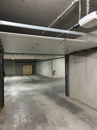 Garagebox nr 60 te huur in residentie Baelskaai 25 op Oosteroever (Oostende).<br /><br />De garagebox heeft een <strong>diepte van 5,12 m en een breedte van 2,90 m</strong> en biedt voldoende ruimte voor het veilig stallen van een wagen, motor of fietsen.<br />Ook ideaal als extra bergruimte.<br /><br />Onmiddellijk beschikbaar