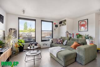 Instapklaar appartement met ruim terras op toplocatie!<br /><br />Dit gezellige en goed gelegen appartement is perfect voor wie op zoek is naar comfortabel wonen met alle voorzieningen binnen handbereik.<br /><br />Het appartement beschikt over een praktische en doordachte indeling:<br />Een inkomhal met aansluitend een privatief trapgedeelte, een lichtrijke leefruimte met open keuken (incl. vaatwasser), een aangename slaapkamer, een badkamer met douche en toilet, én als extra troef een zeer ruim terras van maar liefst 24 m² aan de achterzijde. <br /><br />Bijkomende informatie van dit appartement: <br />- Topligging: op wandelafstand van winkels, scholen, bakker, restaurants, bushaltes, …<br />- Autostaanplaats inbegrepen <br />- Elektrische keuring volledig conform <br />- Interessant investeringseigendom<br />- ... <br /><br />Voor meer informatie of een bezoek ter plaatse, kan u contact opnemen met IMMO SP via 014/591020 of mailen naar Jill@immosp.be.<br />Benieuwd naar de waarde van uw eigen woning? Vraag vrijblijvend een gratis verkoopanalyse aan – wij helpen u graag verder!