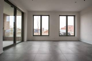 Dit moderne gelijkvloers appartement is rustig gelegen aan het park en de zeilplas Galgenweel, en bevindt zich tegelijk op een boogscheut van het centrum van Antwerpen. In de nabije omgeving vindt u winkels, scholen en openbaar vervoer.<br /><br />Het appartement is voorzien van een tegelvloer, bestaat uit een ruime woonkamer met ingerichte open keuken met kasten en inbouwtoestellen, waaronder een dampkap, elektrische kookplaat, spoelbak, vaatwasser, oven en koelkast. Verder beschikt het appartement over één slaapkamer met aansluitend een ingerichte badkamer met lavabomeubel en inloopdouche, een apart toilet en een praktische berging met aansluiting voor wasmachine en droogkast. Het aangename terras is toegankelijk vanuit zowel de woonkamer als de slaapkamer. Bij het appartement hoort een autostaanplaats in parking Yade, die inbegrepen is in de huurprijs. Daarnaast is er een gemeenschappelijke fietsenberging aanwezig.<br />De nutsvoorzieningen zijn individueel. De gemeenschappelijke kosten bedragen € 80 per maand.<br /><br />Beschikbaar vanaf 01/01/2027.<br />EPC: 68 kWh/m²