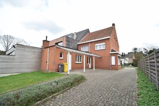 Charmante verzorgde woning met 3 slaapkamers, kleine tuin en garage in het centrum van Kasterlee. De woning bestaat uit een inkomhal met rechte...
