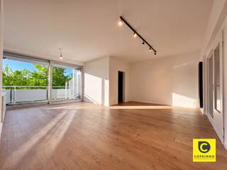 <p><span>Appartement de 2 chambres prêt à emménager, avec 2 terrasses, dans un emplacement de choix !</span></p><p><span>Cet appartement spacieux, lumineux et plein de charme se trouve au premier étage d'un immeuble à taille humaine et bien entretenu, situé dans un quartier calme et verdoyant où il fait très bon vivre. Commerces, parcs, écoles, installations sportives, restaurants, transports en commun et axes routiers sont toujours à proximité. Cet appartement bénéficie d’un bon indice de performance énergétique (EPC), d’une installation électrique conforme, est exempt d’amiante et disponible dès la signature de l’acte de vente. Une opportunité exceptionnelle pour ceux qui recherchent un cadre de vie calme et de qualité, mais aussi pour ceux qui souhaitent réaliser un investissement sans souci offrant un beau rendement.</span></p><p><span> </span></p><p><span>L'agencement est le suivant :</span></p><p><span> </span></p><p><span>Hall d'entrée, pièce à vivre &, cuisine :</span></p><p><span>Dans le hall d’entrée, doté d’un vestiaire encastré et d’un interphone, la sensation d’espace est immédiatement accentuée par la magnifique lumière naturelle qui baigne l’ensemble de l’appartement. Le vaste espace de vie, doté d’une charmante cheminée décorative, se prête parfaitement à l’aménagement d’un salon convivial associé à une grande salle à manger et offre une vue sur la verdure. La cuisine moderne, dotée d’un sol en carrelage d’origine, jouxte l’espace de vie et est équipée d’appareils électroménagers de qualité (plaque à induction, hotte, four, micro-ondes, lave-vaisselle, réfrigérateur et congélateur). De plus, l’espace de travail et de rangement ne manque absolument pas. </span></p><p><span> </span></p><p><span>Chambres, débarras, salle de bains & s toilettes :</span></p><p><span>Les chambres spacieuses (environ 11 & 16 m²) sont situées à l'arrière du bâtiment, encore plus calme, et sont équipées de volets roulants électriques. Votre sommeil ainsi que votre intimité sont garantis. Le débarras séparé est extrêmement pratique, mais peut également être intégré à la chambre pour </span></p><p><span>créer un dressing. La salle de bains, entièrement carrelée, est facile d’entretien et comprend un lavabo rétro, une baignoire-douche combinée ainsi que le raccordement pour la machine à laver. Les toilettes, équipées d’un lavabo, sont séparées.</span></p><p><span> </span></p><p><span>Terrasses & t cave :</span></p><p><span>Avec une terrasse à l’avant comme à l’arrière, vous pouvez profiter du soleil et de l’ombre tout au long de la journée. Que ce soit depuis le salon ou depuis la cuisine, vous avez accès à la terrasse extra-large à l’avant, l’endroit idéal pour prendre un bon repas ou vous détendre après une journée de travail bien remplie, un bon verre à la main ou non. De plus, la terrasse située à l'étage vous permet de profiter de votre espace extérieur même par temps maussade. La terrasse à l'arrière est quant à elle parfaite pour prendre votre café à l'aube. Une cave spacieuse et privative est incluse.</span></p><p><span> </span></p><p><span>Atouts supplémentaires :</span></p><p><span>- Mobiscore 9,4/10</span></p><p><span>- 101 m² selon le PEB</span></p><p><span>- PEB B - 167</span></p><p><span>- Installation électrique conforme</span></p><p><span>- Sans amiante</span></p><p><span>- Double vitrage à haut rendement </span></p><p><span>- Isolation du toit : 10 cm de PUR (2018)</span></p><p><span>- Chaudière à condensation à haut rendement, vers 2022</span></p><p><span>- Volets roulants électriques</span></p><p><span>- Cave</span></p><p><span>- 2 terrasses</span></p><p><span>- Prêt pour la fibre optique</span></p><p><span>- État du bâtiment</span></p><p><span> </span></p>