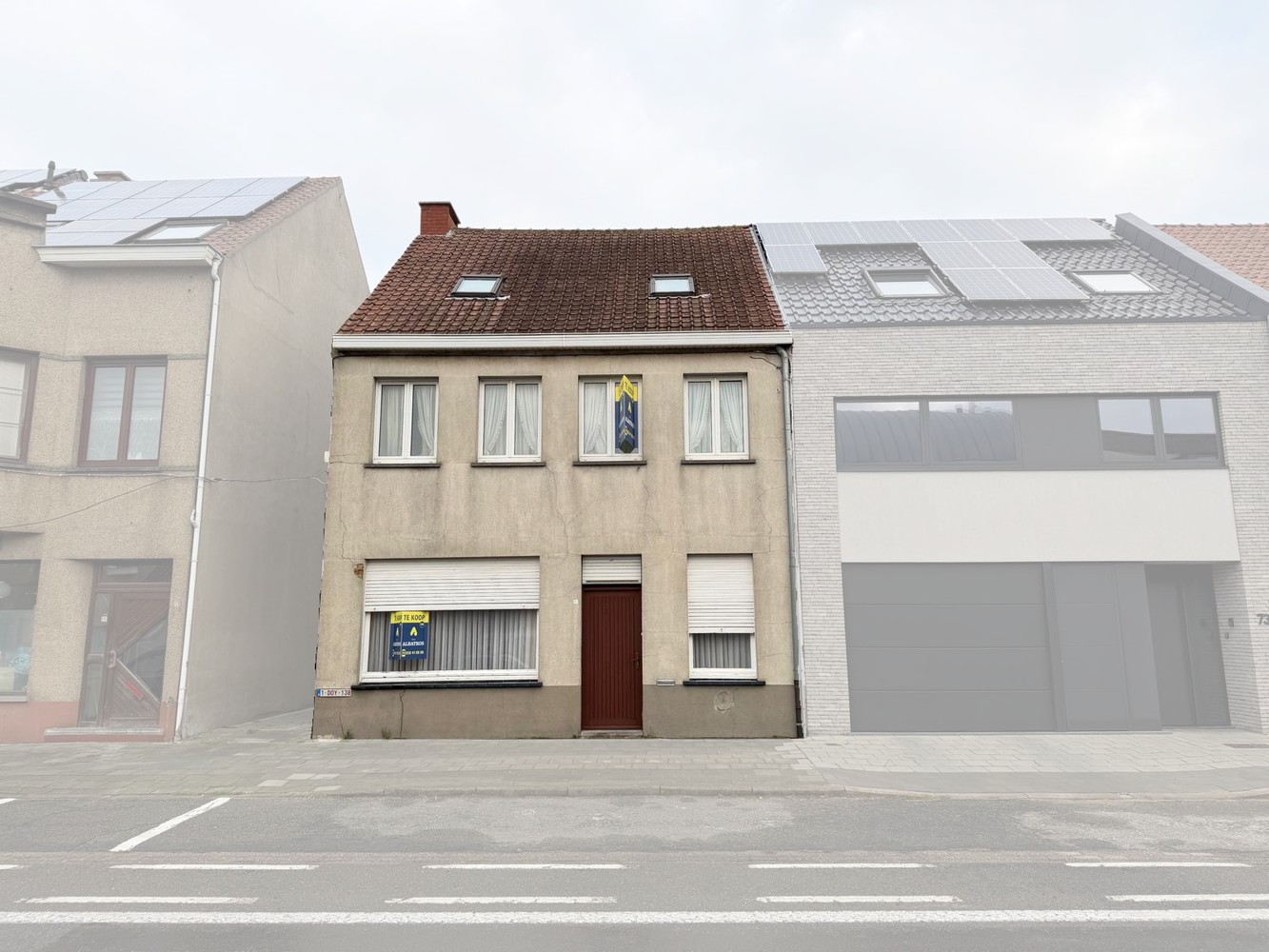 Te renoveren woning die op vandaag bestaat uit 2 appartementen waarvan 1 verhuurd en dit op een perceel van 670 m².Er is een renovatieplicht.