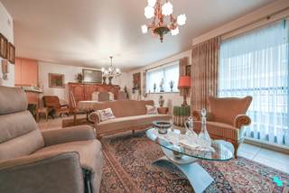 Dit verzorgd tweeslaapkamerappartement van ca. 100 m² (volgens EPC-attest) bevindt zich op de eerste verdieping van residentie <em>Retorica, </em>op een boogscheut van het centrum van Izegem. In de onmiddellijke omgeving vindt u winkels, scholen, sportfaciliteiten en diverse horecazaken. Dankzij de nabijheid van de Rijksweg (N36) en de E403 geniet het appartement bovendien van een uitstekende bereikbaarheid. Indeling: ruime inkomhal met gastentoilet, lichtrijke leefruimte met open geïnstalleerde keuken (voorzien van oven, koelkast, kookplaat, dampkap, spoelbak én vaatwasmachine) en annex de bergruimte met aansluiting voor de wasmachine. Vanuit de leefruimte is het terras van ca. 10 m² te bereiken. Verder beschikt het appartement over twee slaapkamers, die elk rechtstreeks toegang bieden tot de badkamer, voorzien van een douche en wastafel. Tot slot is er een autostaanplaats beschikbaar, verplicht aan te kopen voor 15.000 EUR. CV op aardgas | HR-beglazing, aluminium schrijnwerk | Vliegraam | Voorzien van verlichtingsarmaturen en gordijnen | Camerabewaking in het appartementsgebouw. Contacteer ons voor meer informatie. 051 67 67 57 www.bordes.be