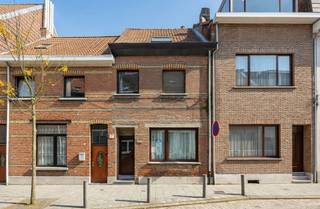 <p><span><span>In een centrale, doch rustige omgeving treffen we volgende eigendom in de Wielrijdersstraat te Hoboken. In de nabije omgeving vinden we parken, scholen, openbaar vervoer en verschillende winkels terug. Deze ruime op te frissen gezinswoning kan een pareltje worden. Grote werken zijn niet aan de orde: een gunstig EPC B, een elektrische installatie die voldoet aan de normen én een praktische indeling van de woning.</span></span></p><p><span><span> </span></span></p><p><span><strong><u>Grootste troeven:</u></strong></span></p><p><span><span>- Rustige straat</span></span></p><p><span><span>- EPC B</span></span></p><p><span><span>- Praktische indeling</span></span></p><p><span><span>- Mooie ruimtes</span></span></p><p><span><span>- Elektriciteit conform</span></span></p><p><span><span> </span></span></p><p><span><strong><u>Indeling:</u></strong></span></p><p><span><span>GLV: inkomhal (2m²), leefruimte (38m²), keuken (20m²), wasplaats (9m²), toilet (3m²), en stadstuin (20m²)</span></span></p><p><span><span>Tussenverdiep: polyvalente ruimte (14m²) en badkamer (11m²)</span></span></p><p><span><span>1ste verdieping: slpk 1 (20m²), slpk 2 (11m²)</span></span></p><p><span><span>2de verdieping: slpkr 3 (22m²) + berging (5m²)</span></span></p><p><span><span> </span></span></p><p><span><span> </span></span></p><p> </p><p><span><span> </span></span></p>