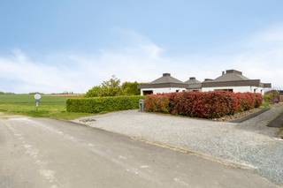 immo DAVID stelt voor: exclusieve bungalowvilla met uitzonderlijke ligging in Relegem.In het charmante en landelijke Relegem, waar rust en...