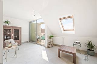 Appartement prêt à emménager et entièrement rénové, avec une terrasse ensoleillée, situé au centre de Desselgem !Découvrez cet appartement rénové avec goût au cœur de Desselgem. Cet appartement économe en énergie (construit en 2009) a été entièrement rénové en 2025/2026 et se trouve au 2e étage d'une résidence bien entretenue dotée d'un ascenseur. Le logement idéal pour ceux qui recherchent le confort, des finitions de qualité et un emplacement central, ou encore pour les investisseurs.AGENCEMENT : hall d'entrée avec toilettes séparées, pièce à vivre lumineuse dotée d'une grande baie vitrée coulissante et donnant accès à la terrasse rénovée orientée sud et aménagée en padouk, cuisine entièrement équipée avec des appareils SMEG haut de gamme, débarras pratique, 2 chambres, dont une offrant une belle vue sur les espaces verts le long de la Lys, et une salle de bains soignée avec meuble-lavabo, armoire à colonne et radiateur sèche-serviettes. À l'arrière du bâtiment se trouve également une place de parking privée au prix de 15 000 €ATTOUS :* entièrement rénové en 2025 et 2026* prêt à emménager et fini avec des matériaux de qualité* Label PEB B (108 kWh/m²) – aucune obligation de rénovation* Installation électrique conforme* Terrasse orientée sud en padouk* Place de parking privée incluse* Ascenseur disponible* situation centrale au cœur du village de Desselgem* accès facile à Waregem, Courtrai, Gand et l'E17* à proximité de la Lys, idéal pour la marche, le vélo ou le jogging* disponible dès la signature de l'acteVisite sur rendez-vous avec Immo Beguin : ###