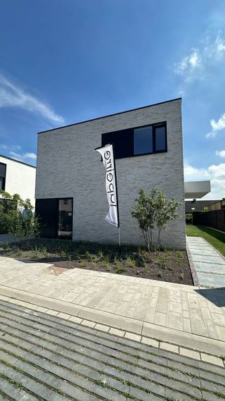 <p>Wonen in alle rust, omringd door groen én met hedendaags comfort binnen handbereik. In deze aangename en vlot bereikbare woonomgeving in Roeselare realiseert Lapeirre een moderne viergevelwoning waar ruimte, licht en duurzaamheid centraal staan. Dankzij de aansluiting op het warmtenet woon je niet alleen energiezuinig, maar ook toekomstgericht.<br /><br />De lichtrijke leefruimte met open keuken vormt het hart van de woning en staat in direct contact met de tuin. Hier geniet je dagelijks van een aangenaam ruimtegevoel en een vlotte connectie tussen binnen en buiten. Een absolute troef is de volwaardige slaapkamer met eigen badkamer op het gelijkvloers. Ideaal voor wie levenslang comfortabel wil wonen, een praktijkruimte wenst of extra flexibiliteit zoekt voor gasten of thuiswerk.<br /><br />Op de eerste verdieping bevinden zich drie bijkomende slaapkamers en een tweede badkamer, uitgerust met een dubbele lavabo en een inloopdouche. Zo geniet elk gezinslid van voldoende ruimte en privacy.<br /><br />Deze woning wordt hoogwaardig afgewerkt met kwaliteitsmaterialen en hedendaags comfort, waaronder:<br />✓ luxe keuken met keramisch werkblad<br />✓ inductiekookplaat met geïntegreerde afzuiging<br />✓ 2 volledig uitgeruste badkamers<br />✓ vloerverwarming<br />✓ grote vloertegels (120 x 60 cm)<br />✓ plafondhoge binnendeuren<br />✓ glazen steel look deur in de inkom<br />✓ blokdeuren met zwarte krukken op het gelijkvloers<br />✓ designtrap met Z-treden<br />✓ geschilderd<br />✓ tuin en terras aangelegd<br /><br />Een unieke kans voor wie op zoek is naar een ruime, energiezuinige en kwalitatief afgewerkte woning op een rustige, maar vlot bereikbare locatie. Deze woning is af en kan bezocht worden <strong>op afspraak</strong>. Zo kan je de afwerking, indeling en het ruimtegevoel zelf ervaren.<br /><br /><strong>Meer informatie of wens je een bezoek?</strong><br />Contacteer vrijblijvend onze bouwadviseur Steven via 051 26 36 86 of steven@lapeirre.be<br /><br /><span>Prijs = incl. infrastructuur, grond, constructie, architect, EPB-verslaggeving, veiligheidscoördinatie. Excl. Kosten (BTW, registratie en aansluitingskosten) (tenzij expliciet anders vermeld)  </span><br /> </p>
