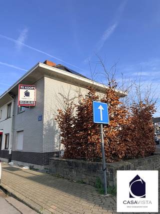 KNUSSE STARTERSWONING LANGS DE GEZELLIGE KAAI...Even buiten het handelscentrum vind je deze gezellige woning, met hoekligging en de eerste woning van de gekende woonwijk " d' Hofkiesj". Steeds veel charme hier. De woning werd in 2021 gerenoveerd tot wat ze nu is : compact en comfortabele ééngezinswoning. Gelijkvloers met inkomhal, leefruimte, keuken, wasplaats en aparte wc. Beperkte maar praktische buitenruimte met plaats voor wat tuinstoelen en een tafeltje, mooi begrensd met groen voor de privacy. Bovenverdieping met 2 slaapkamers. Dan nog een zolder (eventueel ombouwbaar tot 3de slaapkamer). Handige opbergkelder. Een prima starterswoning maar ook ideaal voor verhuur. EPC is een mooi gemiddeld C-niveau maar sowieso gunstig verbruik door dubbel glas, uitmuntende dakisolatie en de zonnepanelen, gekoppeld aan een THUISBATTERIJ. Kom snel eens kijken en krijg alle info van vastgoedmakelaar Cedric. Bel kantoor voor een afspraak bezoek : 054412500 