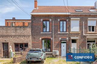 Op zoek naar een woning met potentieel op een rustige locatie in Tongeren? Deze volledig te renoveren woning met 3 slaapkamers is gelegen in een rustige omgeving waar enkel plaatselijk verkeer komt.<br /><br />De woning biedt tal van mogelijkheden voor wie op zoek is naar een renovatieproject en de woning volledig naar eigen smaak en wensen wil inrichten. Dankzij de aanwezigheid van drie slaapkamers is dit een interessante opportuniteit voor zowel gezinnen als investeerders.<br />De zolder, die bereikbaar is via een vaste trap, kan ingericht worden als extra kamer of gebruikt worden als opslagruimte. <br /><br />Daarnaast beschikt de woning over een tuintje, een aangename extra voor wie graag over een eigen buitenruimte beschikt.<br /><br />De woning is momenteel verhuurd aan een maandelijkse huurprijs van € 770. Dit maakt het pand bovendien interessant als investering, met de mogelijkheid om op termijn de woning volledig te renoveren en verder te optimaliseren.<br /><br />Een woning met potentieel op een rustige locatie. Plan uw bezoek en ontdek de mogelijkheden.<br />