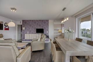 In de Sloepenlaan te Sint-Idesbald (Koksijde), vlakbij het strand en op wandelafstand van het centrum, vinden we dit villa-appartement (114 m²) inclusief garage te koop. Dit recent appartement uit 2010 werd kwalitatief ingericht en werd steeds zéér goed onderhouden. Zoek je immo in Sint-Idesbald? Lees dan zeker verder!INDELING:> Eerste verdieping:- inkomhal;- lichtrijke leefruimte met terras (zuid-west gericht, 21 m²); - keuken voorzien van keramische kookplaat, dampkap, dubbele spoelbak, koelkast, oven en vaatwasmachine; - berging met aansluiting wasmachine;- 3 ruime slaapkamers allen voorzien van ingemaakte kasten. Aansluitend aan één van de slaapkamers is een douchekamer aanwezig. Iedere slaapkamer is voorzien van een terras;- badkamer met bad, dubbele lavabo met wasmeubel, handdoekdroger en toilet;- gastentoilet> Bij het appartement is een ruime garage (3,35m op 7,35m) inbegrepen!ALGEMEEN:- zeer gunstig EPC B (141 kWh/m² jaar);- centrale verwarming op aardgas, condensatieketel;- gordijnen, lichtarmaturen en meubilair leefruimte inbegrepen;Bent u op zoek naar een aangenaam ruim appartement, zowel voor vaste bewoning als voor tweede verblijf? Aarzel niet contact op te nemen met Dewaele Koksijde (058 330 600).