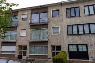 Volledig gerenoveerd appartement nabij het centrum van te Stabroek. Het appartement bestaat o.a. uit een centrale inkom, een lichtrijke woonkamer,...