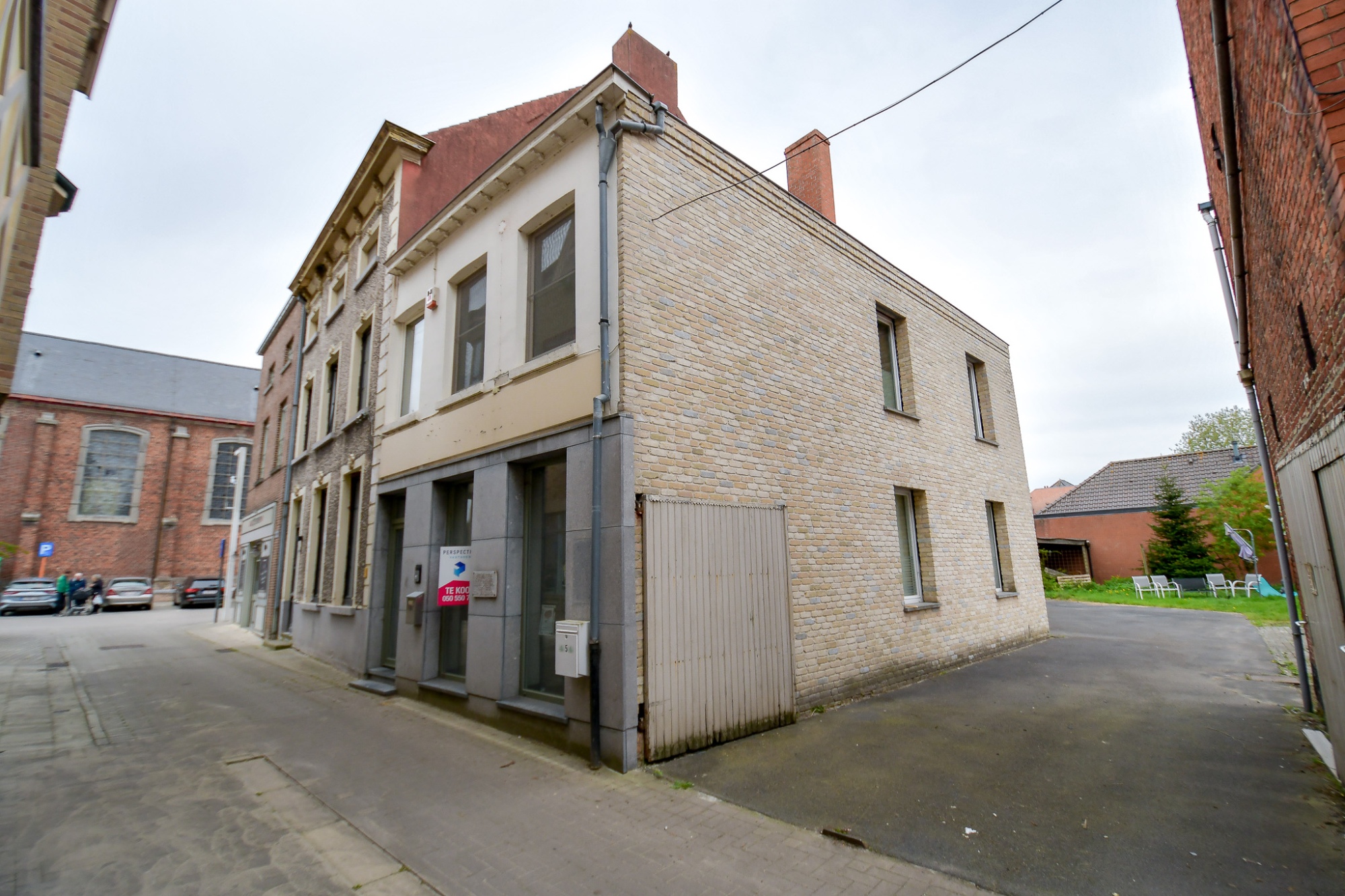 Ruim polyvalent pand bestaande uit winkel en woonst in centrum Oedelem - foto 1