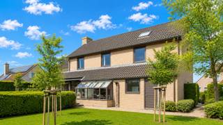 Op wandelafstand van het centrum van Knokke verkopen wij deze losstaande villa gelegen op een mooi perceel van 776 m². Een grote en stevig...