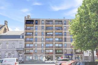 Instapklaar/licht op te frissen appartement met twee slaapkamers, 2 terrassen in Residentie Mayfair, pal aan het Polenplein in Roeselare. De Grote Markt, winkels, apotheek en andere voorzieningen bevinden zich op wandelafstand. Dankzij de wekelijkse dinsdagmarkt geniet je bovendien van extra gemak vlak bij huis.<br /><br />Gelegen op de zesde verdieping, bereikbaar met de lift, biedt dit appartement een prachtig open uitzicht over het Polenplein vanuit de leefruimte, de keuken en het terras. Vanuit het terras aan de slaapkamer geniet je bovendien van een uniek zicht op het koerskaffee van Roeselare.<br /><br />Met een netto bruikbare oppervlakte van 102 m² beschikt het appartement over een ruime en comfortabele indeling. <br /><br />Achteraan het gebouw is een private garagebox beschikbaar in het afgesloten garagecomplex (optioneel aan te kopen voor € 25.000).<br /><br />Het appartement beschikt over centrale verwarming op aardgas, EPC-Label C, heeft automatische rolluiken in de woonkamer en is asbestveilig.<br /><br /><strong>Ook wild geworden van deze thuis?<br />Twijfel dan niet langer en leg vandaag nog uw bezoek vast!</strong>
