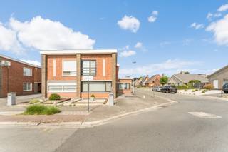 Deze instapklare woning bevindt zich in een rustige wijk (De Gaverwijk) nabij het centrum van Oostrozebeke. Vlakbij verschillende invalswegen...