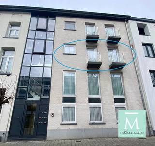 <p><span>Centraal gelegen appartement met 1 slaapkamer en terras</span></p><p><span>Bent u op zoek naar een appartement met een uitstekende ligging? Dan is dit misschien wel wat u zoekt. Dit appartement bevindt zich op de tweede verdieping van een modern gerenoveerd gebouw, vlakbij het station van Mechelen en op slechts enkele minuten van het bruisende stadscentrum.</span></p><p><span>Dankzij de centrale ligging bevinden scholen, winkels, openbaar vervoer en belangrijke invalswegen zich op wandelafstand.</span></p><p><span>Via de gemeenschappelijke inkomhal bereikt u het appartement. De inkomhal met apart gastentoilet geeft toegang tot de lichtrijke woon- en eetruimte met open keuken. Het grote schuifraam zorgt voor veel natuurlijke lichtinval en biedt directe toegang tot het aangename terras.</span></p><p><span>De keuken is volledig uitgerust met een dampkap, dubbele spoelbak, keramische kookplaat, combi-oven en koelkast.</span></p><p><span>Aansluitend vindt u de moderne badkamer met douche en wastafel, evenals een ruime slaapkamer. Verder beschikt het appartement over een praktische bergruimte met aansluiting voor een wasmachine en droogkast.</span></p><p><span>De maandelijkse gemeenschappelijke kosten bedragen 60.</span></p><p><span>Interesse? Voor 900 per maand kan dit appartement uw nieuwe thuis worden. Neem gerust contact met ons op voor meer informatie of een bezoek via <span>info@demakelaardij.be</span></span><span> of 015/20.20.82.</span></p>