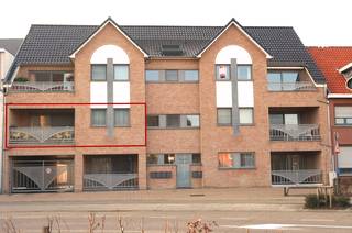 Op een uitstekende ligging in het centrum van Paal, met een vlotte verbinding naar de E313 en alle voorzieningen zoals winkels, scholen en openbaar vervoer op wandelafstand, bevindt zich dit ruim en verzorgd appartement van 110 m² op de eerste verdieping, bereikbaar met de lift.<br /><br />Dankzij de royale oppervlakte, de praktische indeling en de kwalitatieve afwerking biedt dit appartement alle comfort voor wie ruim en centraal wil wonen.<br /><br /><u><strong>Indeling:</strong></u>
<ul>
<li>Inkomhal</li>
<li>Apart gastentoilet</li>
<li>Berging</li>
<li>Ruime en lichtrijke leefruimte</li>
<li>Volledig uitgeruste keuken met alle toestellen</li>
<li>Twee ruime slaapkamers</li>
<li>Badkamer met ligbad, douche en dubbele lavabo</li>
<li>Wasplaats</li>
<li>Ruim overdekt terras aan de achterzijde</li>
<li>Overdekt terras aan de voorzijde, voorzien van een vliegenraam</li>
</ul>
<u><strong>Extra troeven:</strong></u>
<ul>
<li>Bewoonbare oppervlakte van 110 m²</li>
<li>Lift aanwezig in het gebouw</li>
<li>Elektrische rolluiken aan alle ramen</li>
<li>Verwarming via een energiezuinige condenserende gasketel</li>
<li>Vliegenramen in de slaapkamers en aan het terras aan de voorzijde</li>
<li>Twee ondergrondse autostaanplaatsen inbegrepen</li>
<li>Centrale ligging met winkels, horeca, scholen en openbaar vervoer op wandelafstand</li>
<li>Snelle verbinding naar de E313</li>
</ul>
<br />Gemeenschappelijke kosten: € 80/maand<br /><br />Bent u op zoek naar een ruim, instapklaar appartement met alle comfort op een centrale locatie? Neem dan gerust contact met ons op voor meer informatie of een bezichtiging.