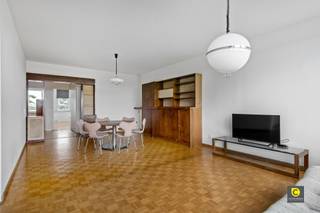 <p><span>Ontdek dit prachtige appartement in het hart van Deurne, perfect gelegen voor wie op zoek is naar comfort en gemak. Met een bewoonbare oppervlakte van 80m² vcr epc attest biedt deze locatie een aangename leefruimte met veel natuurlijke lichtinval.</span></p><p><span> </span></p><p><span>Bij binnenkomst wordt u verwelkomd in een ruime en lichte woonkamer, ideaal voor ontspanning en entertainment. De moderne keuken is volledig uitgerust en voorzien van hoogwaardige inbouwapparatuur, perfect voor de kookliefhebber.</span></p><p><span> </span></p><p><span>Het appartement heeft twee slaapkamers die vanachter gelegen zijn. Waarvan 1 slaapkamer toegang geeft tot het terras.</span></p><p><span> </span></p><p><span>De badkamer is voorzien van een ligbad en een lavabo meubel. Het toilet is apart. </span></p><p><span> Er is nog een kelder aanwezig. De garagebox is verplicht mee aan te kopen voor € 20.000.</span></p><p><span> </span></p><p><span>Waarom dit uw (t)huis kan worden?:</span></p><p><span>-Veel natuurlijk lichtinval ( 6 verdieping)</span></p><p><span>-Doorloop appartement </span></p><p><span>-2 ruime slaapkamers</span></p><p><span>-Elektriciteit conform.</span></p><p><span>-Terras aanwezig</span></p><p><span>-Garagebox inpandig ( voor 20.000,00) </span></p><p><span>-Kelder aanwezig </span></p><p><span> </span></p><p><span> </span></p>