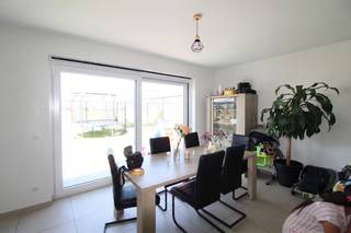 Energiezuinige nieuwbouwwoning te huur gelegen langs de Gitsestraat te Roeselare.<br />Deze woning beschikt over alle nodige<strong> hedendaagse comfort</strong> en is bovendien bijzonder<strong> lichtrijk!</strong><br />Het is dichtbij winkels, scholen en op enkele minuten van de autostrade en invalswegen.<br />De woning is uiterst energiezuinig met <strong>8 zonnepanelen</strong> en heeft EPC A. <br />Het is aangesloten op het <strong>warmtenet </strong>wat zorgt voor een laag verbruik. <br /><br />Gelijkvloers bestaande uit inkom, gastentoilet,<strong> leefruimte met open keuken</strong> en zicht op de zonnige, <strong>Zuidwest gerichte tuin.</strong><br />De keuken is volledig geïnstalleerd met o.a. een vaatwasmachine. Beneden is er ook nog een<strong> ruime garage met wasplaats</strong>. <br />Op het verdiep vinden we <strong>drie ruime slaapkamers</strong>, badkamer met bad en douche en een <strong>apart toilet.</strong><br />De zolder kan volledig benut worden als opslagruimte. <br /><br />Huurprijs € 1050 per maand.<br />De woning is beschikbaar vanaf oktober.<br />Graag meer info of een bezoek?<br />Mail naar baptist@fluo.immo of via MijnHuurprofiel