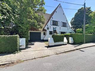 Charmante villa met 3 slpks (tot 6 slpks mogelijk), garage en tuin met zwembad op residentiële ligging te Roeselare!<br /><br /><strong>INDELING:<br /><u><em>Gelijkvloers:</em></u></strong><br />Ruime inkomhal - gezellige living met open haard - kwalitatief afgewerkte eetkamer met houtcassette en veel inbouwkasten (Afgewerkt in samenspraak met binnenhuisarchitect) - ingerichte keuken (O.a. met gasfornuis, dampkap, dubbele spoelbak, frigo én vaatwasmachine - bureel (met inbouwkasten) - berging - ruime kelder (met voorzieningen voor wasmachine en droger) - afzonderlijk gastentoilet (met lavabo) - volledig aangelegde tuin met ruim zonneterras, ZWEMBAD en jacuzzi.<br /><br /><u><em><strong>Eerste verdieping:</strong></em></u><br />Nachthal met inbouwkasten - NIEUWE badkamer (O.a. met dubbel lavabomeubel, hangtoilet en inloopdouche) - 3 RUIME slaapkamers.<br /><br /><u><em><strong>Tweede verdieping:</strong></em></u><br />Zolderruimte: Eventueel 3 extra slaapkamers mogelijk.<br /><br /><u><strong>Opmerkingen:</strong></u><br />- Afgewerkt met kwalitatieve materialen: Massief parket in living en op de eerste verdieping...<br />- Centraal stofzuigsysteem aanwezig (Met nieuwe motor).<br />- Regenwaterput aanwezig.<br />- Waterverzachter aanwezig.<br />- NIEUWE cv-installatie op aardgas.<br />- Vloerverwarming aanwezig in de woonkamer.<br />- Ramen reeds vernieuwd (DUBBELE beglazing).<br />- Keuken en bureel werden destidjs ingericht door Obumex.<br />- Ledverlichting aanwezig.<br />- ALLE GORDIJNEN en VERLICHTINGSARMATUREN blijven hangen!<br />- NIEUWE badkamer aanwezig.<br />- Alarminstallatie aanwezig.<br />- ZWEMBAD aanwezig (6m diameter) met warmtepomp.<br />- Eventueel mogelijkheid om extra garage/bijgebouw te bouwen achteraan in de tuin.<br /><br />Zeer INTERESSANTE villa op TOPligging te Roeselare! Aarzel zeker niet om ons te contacteren voor verdere info en/of een bezoek ter plaatse: 051/817.817 - info@centro.be.