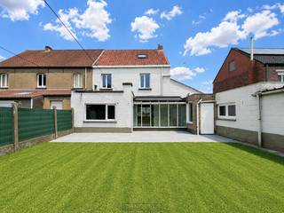 <br /><br />Goed onderhouden woning <strong>MET GARAGE</strong> en een <strong>GEZELLIGE TUIN</strong> in de <strong>DORPSKERN </strong>van <strong>ZINGEM</strong> . Deze gezinswoning combineert comfort, functionaliteit en een <strong>UITSTEKENDE BEREIKBAARHEID</strong>. De <strong>VERNIEUWDE KEUKEN</strong> vormt het hart van de woning en sluit naadloos aan op de aangename leefruimtes. De badkamer bevindt zich praktisch op het gelijkvloers. Verder beschikt de woning over <strong>DRIE SLAAPKAMERS</strong>, aangevuld met extra ruimtes die perfect kunnen dienen als <strong>BUREEL, DRESSING</strong> of hobbykamer. Buiten geniet u van een aangename, onderhoudsvriendelijke tuin waar het heerlijk vertoeven is. De ligging is een absolute troef: <strong>CENTRAAL EN TOCH AANGENAAM WONEN</strong> met alle dagelijkse voorzieningen op een boogscheut verwijderd (grootwarenhuis, scholen, station, etc ... ) Tenslotte kan u nog genieten van een <strong>INPANDIGE GARAGE MET VOLDOENDE PARKEER- EN BERGRUIMTE</strong>. Dankzij de vlotte verbinding met de <strong>N60</strong> bereikt u bovendien snel zowel <strong>OUDENAARDE ALS GENT</strong>.<br /><br />Onmiddellijk beschikbaar! <br /><br />Verbindingsstraat 6 te Zingem (Kruisem)<br /><br />Geen renovatieplicht; P-score: B, G-score: B; Bestuursmaatregelen in maatregelenregister: neen.