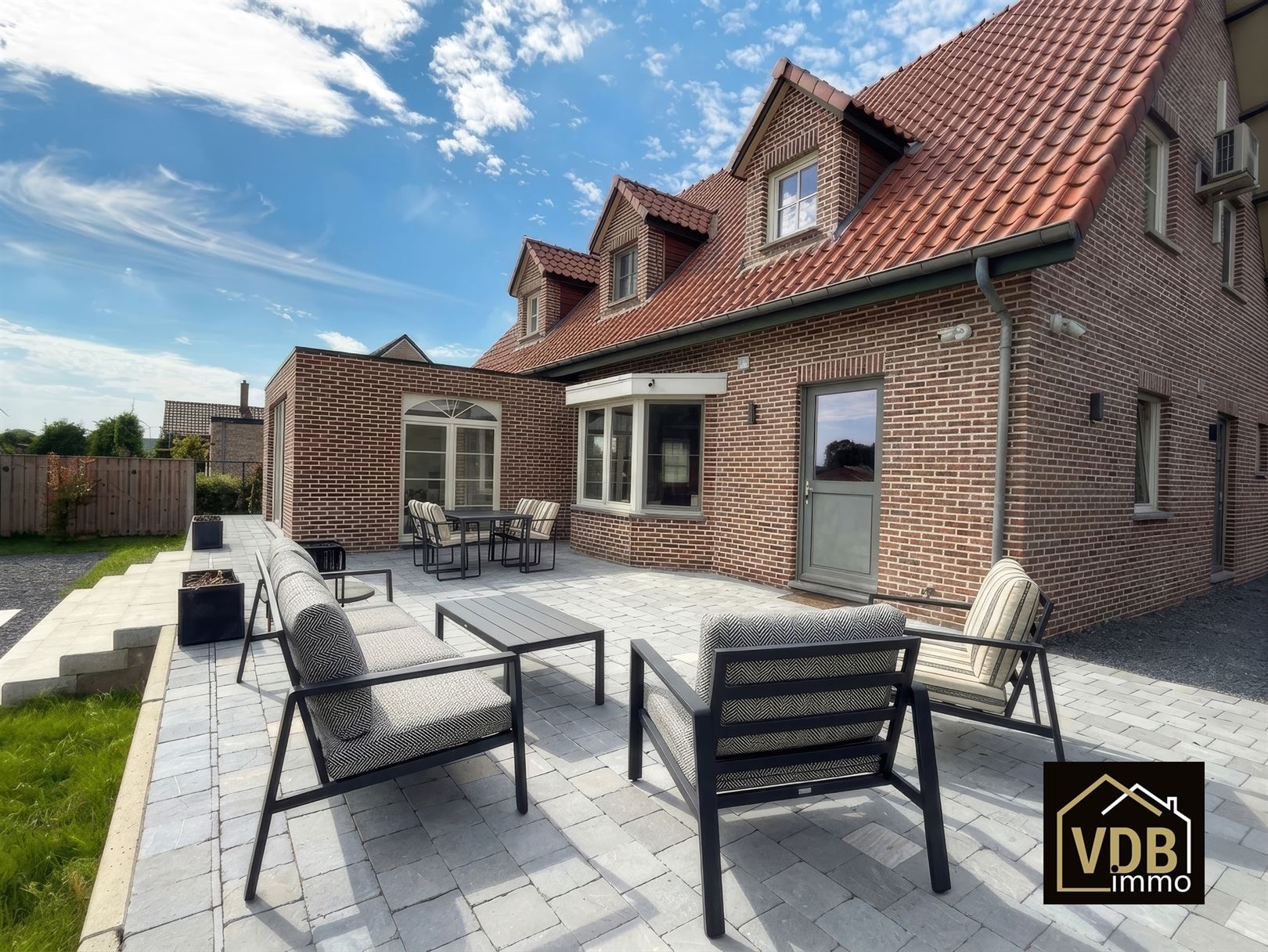 TOPWONING, rustige ligging, 4 slaapkamers, inpandige garage en zwembad - foto 4